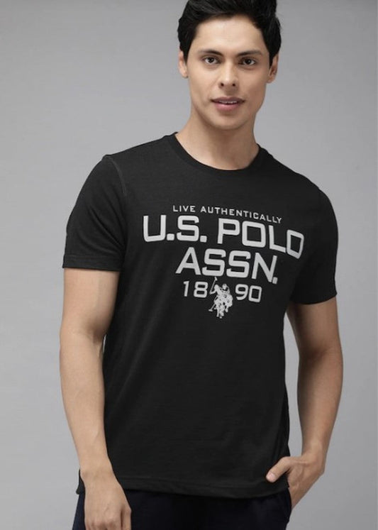 تي شيرت رجالي مطبوع بقصّة عادية من Boldbasics – US POLO 