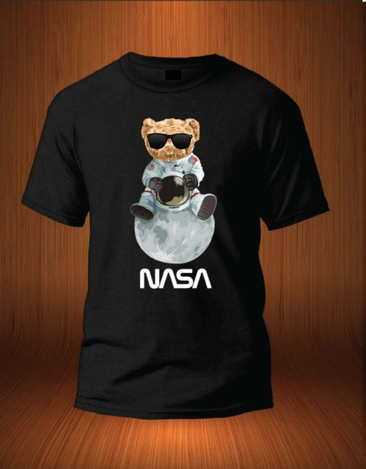 تي شيرت رجالي مطبوع عليه صورة دب بارد من BoldBasics-Cool Bear